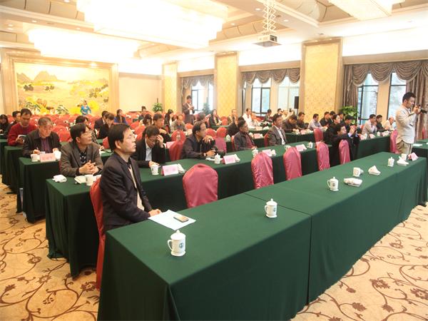 参加会议的各位理事及代表.jpg