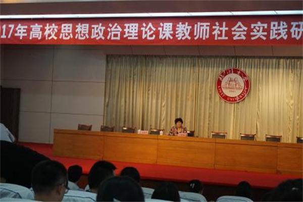 沂蒙精神传承促进会会长、沂蒙母亲王换于的孙女于爱梅所作的《沂蒙母亲和她的儿女们》革命事迹报告.JPG