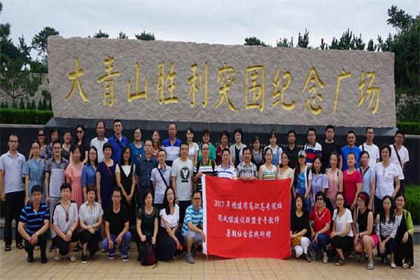 大青山胜利突围纪念广场合影.jpg