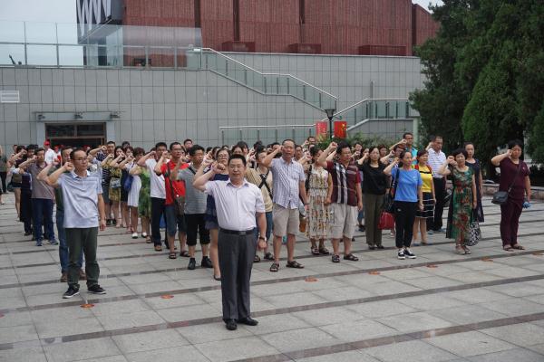 烈士墓前重温入党誓词.JPG